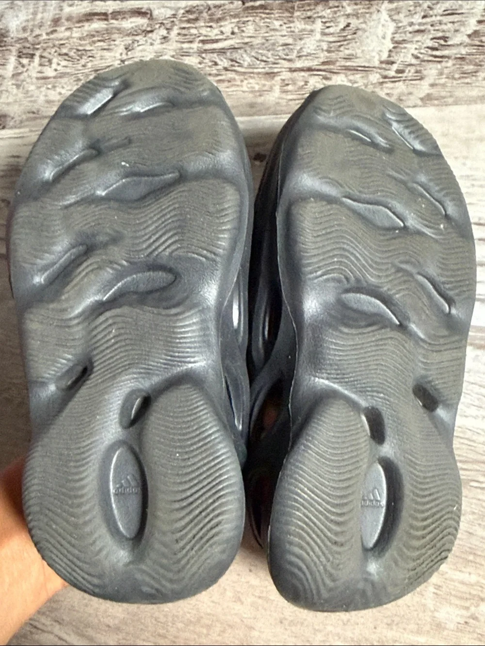 Yeezy Kids Foam Runners in Charcoal